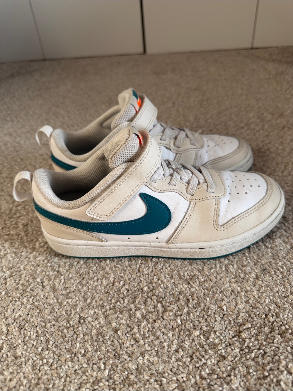 Nike Kids White and Teal Low-Top Sneakers